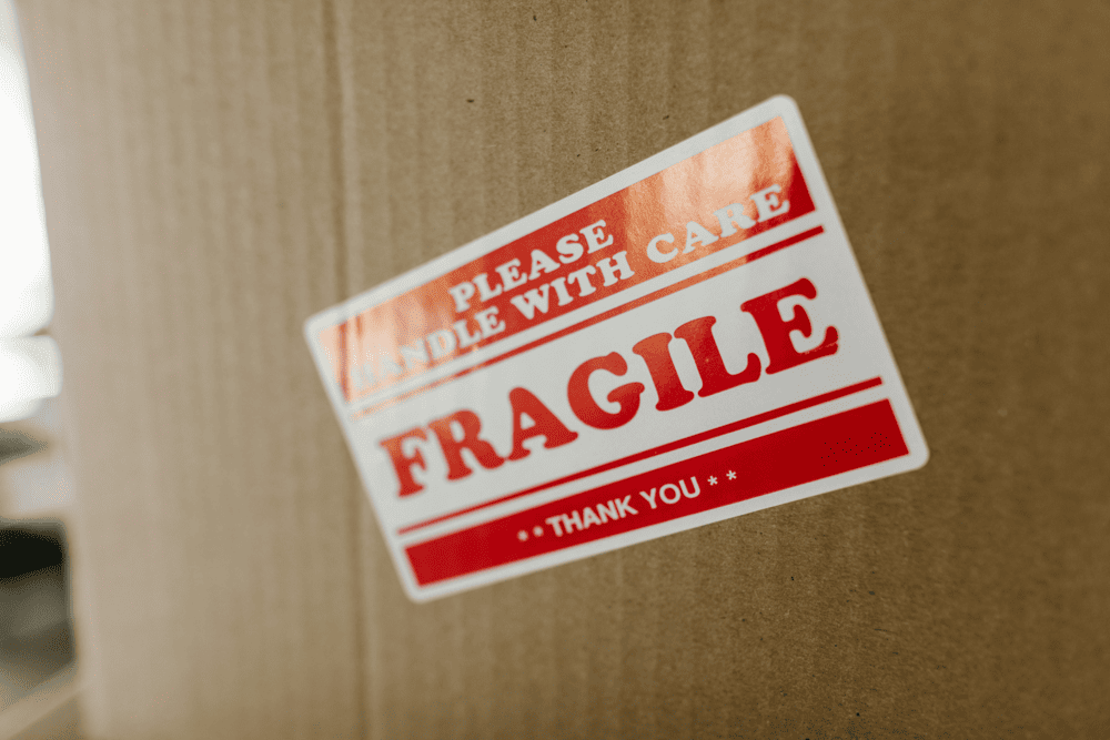 Qu&yacute; kh&aacute;ch cần chủ động d&aacute;n tem "Fragile" b&ecirc;n ngo&agrave;i để nh&acirc;n vi&ecirc;n ch&uacute; &yacute; khi sắp xếp (Nguồn: Pexels)